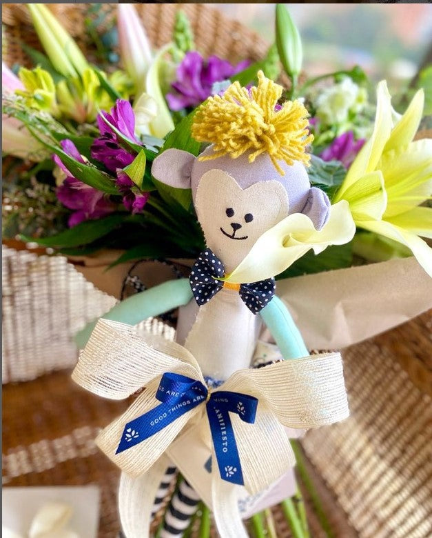 Bouquet con muñeco artesanal