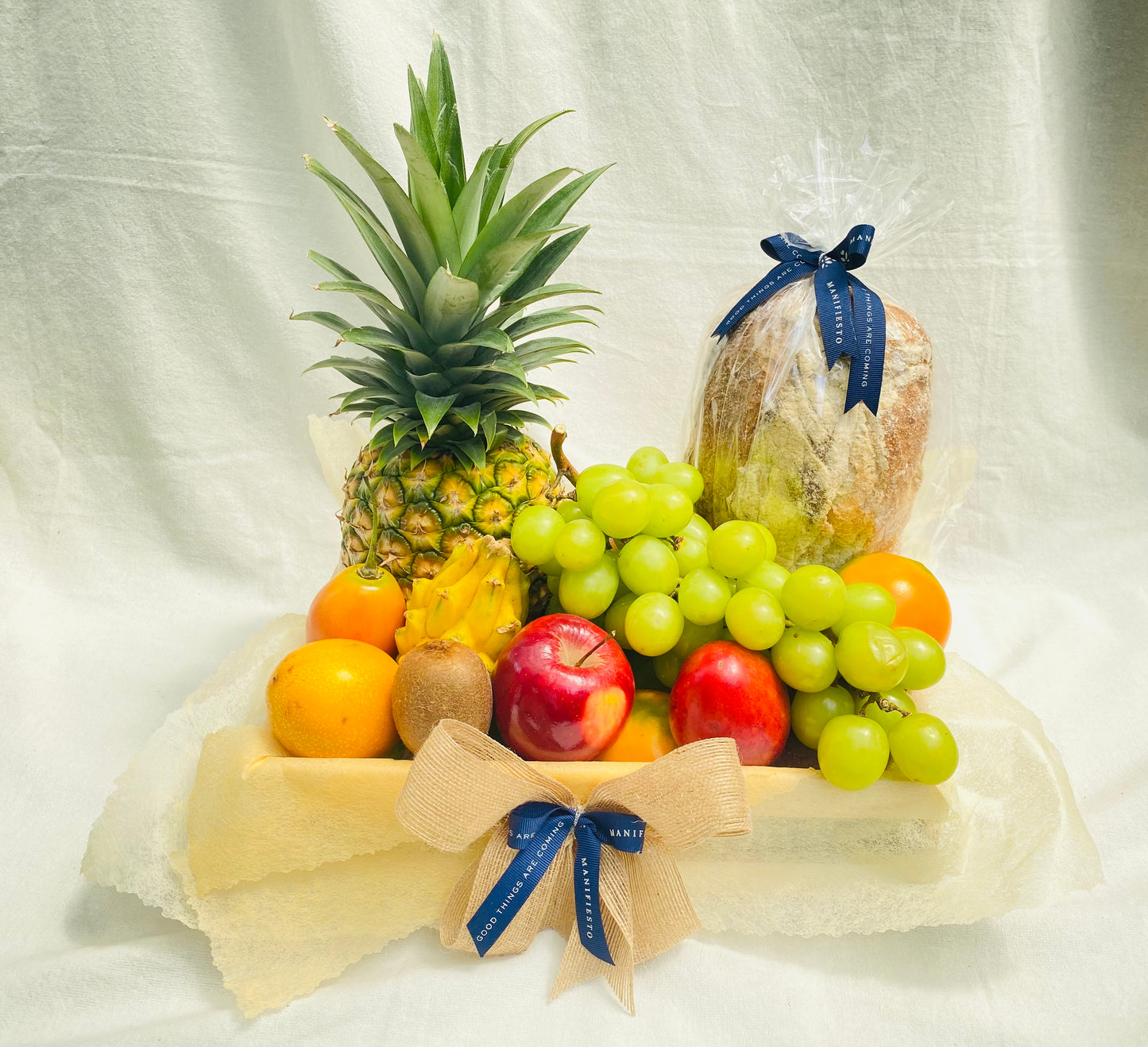 Frutas con pan artesanal