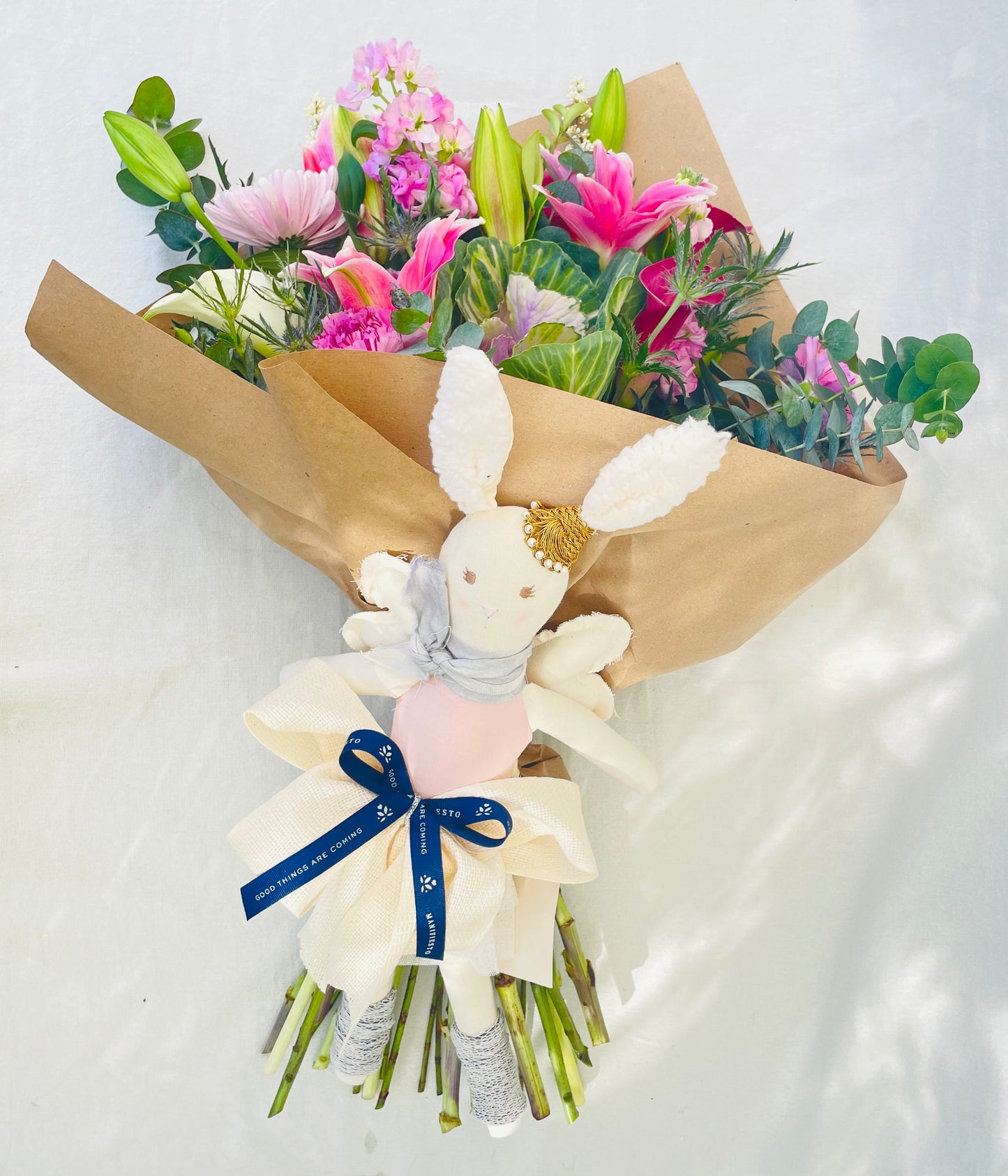 Bouquet con muñeco artesanal